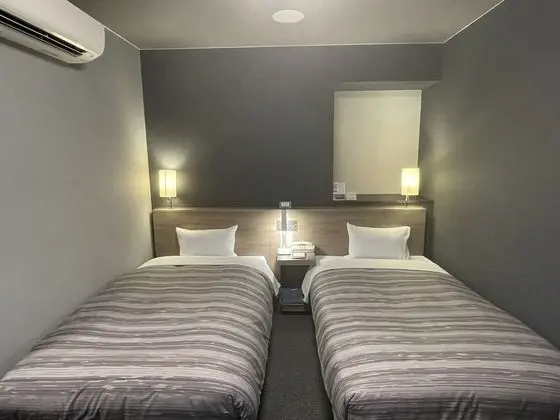 İki Ayrı Yataklı Oda, Sigara İçilebilir