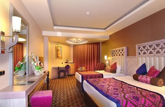https://imagessl.etstur.com/files/images/hotelImages/TR/51585/l/Royal-Alhambra-Palace-Oda-51536.JPG