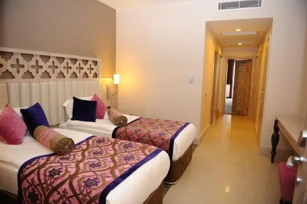 https://imagessl.etstur.com/files/images/hotelImages/TR/51585/l/Royal-Alhambra-Palace-Oda-51569.jpg