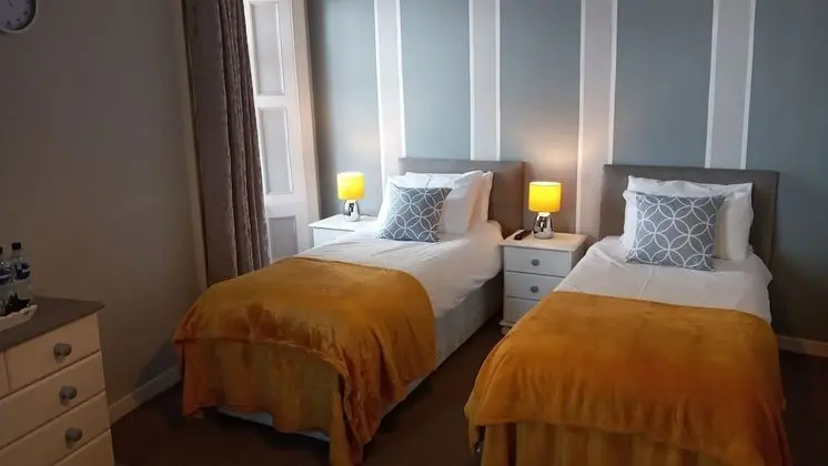 Tek Büyük veya İki Ayrı Yataklı Oda