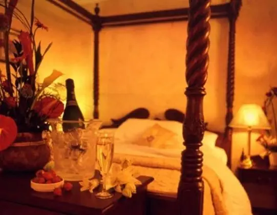 Tek Büyük Yataklı Oda (Four Poster Bed)