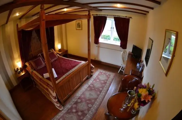 Tek Büyük Yataklı Oda (Four Poster Bed)