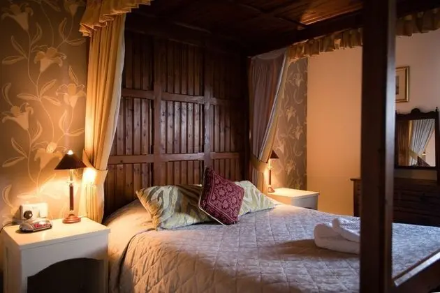 Tek Büyük Yataklı Oda (Four Poster Bed)