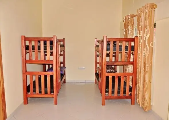 Basic Ortak Ranzalı Oda, Sadece erkekler için (4 People)