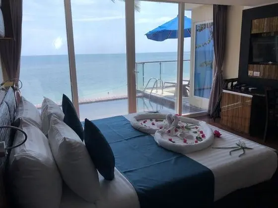 2 Bedrooms Pool Sea View Suite
