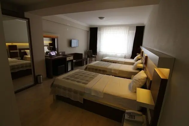 Triple, Kara Manzaralı