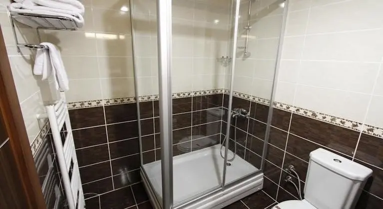 Triple, Kara Manzaralı