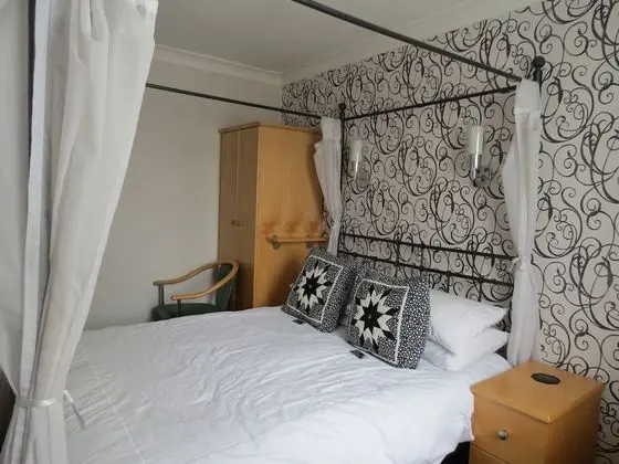 Tek Büyük Yataklı Oda (Four Poster Bed)