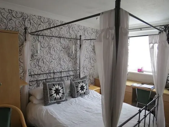 Tek Büyük Yataklı Oda (Four Poster Bed)