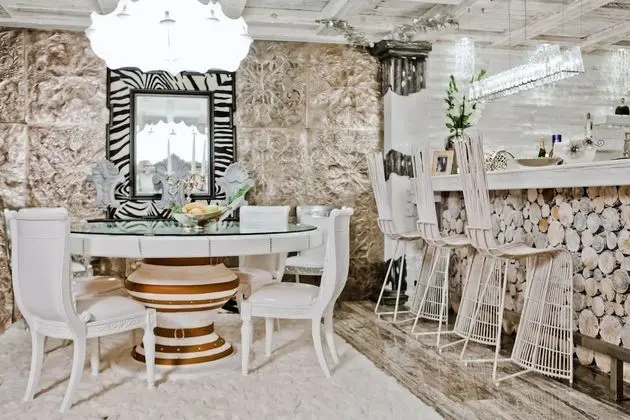 Odada yemek servisi