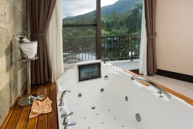 Junior Suite Volcano View