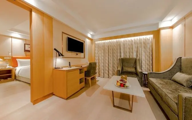 Superior Suite (Partly Non-Smoking Room (with closed window))