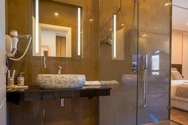 Junior Süit, Balkon