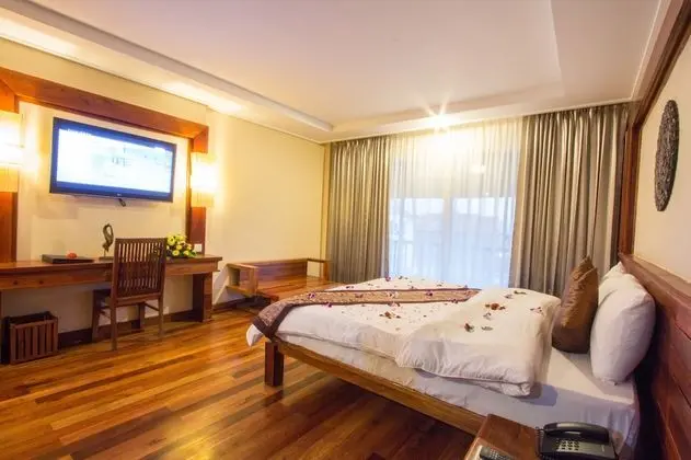 Premium Tek Büyük Yataklı Oda, Balkon, Havuz Manzaralı