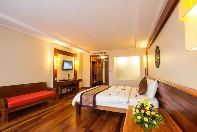 Premium Tek Büyük Yataklı Oda, Balkon, Havuz Manzaralı