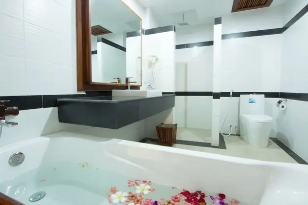 Premium Tek Büyük Yataklı Oda, Balkon, Havuz Manzaralı
