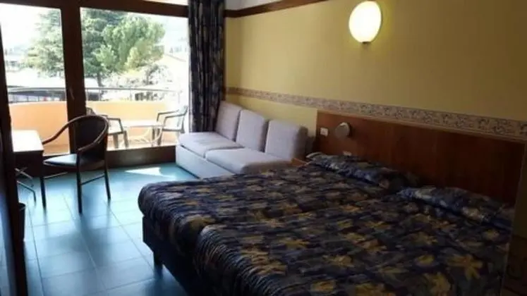 Üç Kişilik Oda