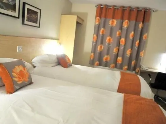 İki Ayrı Yataklı Oda, Banyolu/Duşlu (1 Double and 1 Single bed)