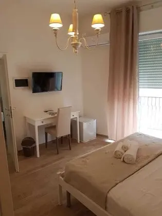Tek Büyük Yataklı Oda, Balkon, Şehir Manzaralı (Left side)