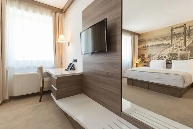 Deluxe Queen Room