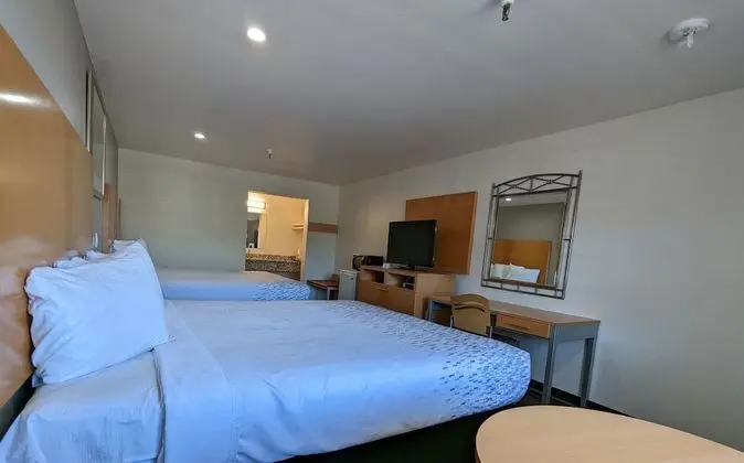 Double room with 2 King beds - Non Smoking