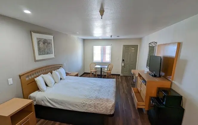 Suite with 1 King bed - Non Smoking