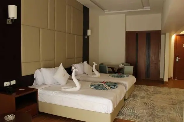 Tek Büyük veya İki Ayrı Yataklı Oda (Side Sea View and Garden View)