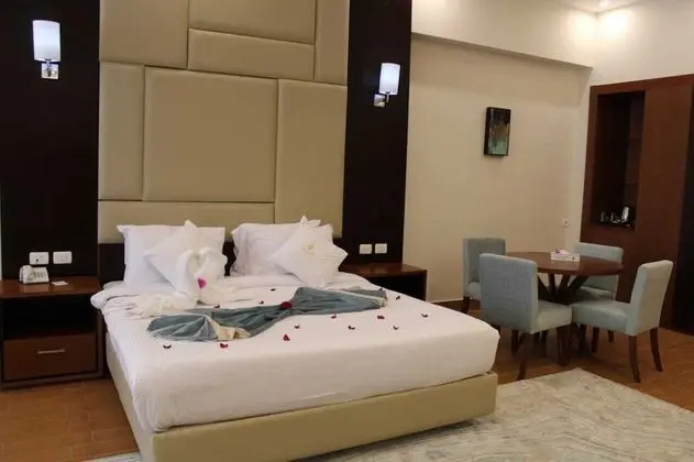 Tek Büyük veya İki Ayrı Yataklı Oda (Side Sea View and Garden View)
