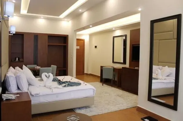 Tek Büyük veya İki Ayrı Yataklı Oda (Side Sea View and Garden View)