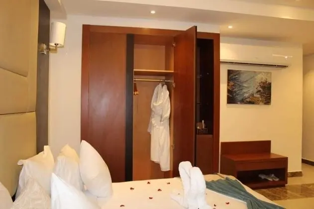 Tek Büyük veya İki Ayrı Yataklı Oda (Side Sea View and Garden View)