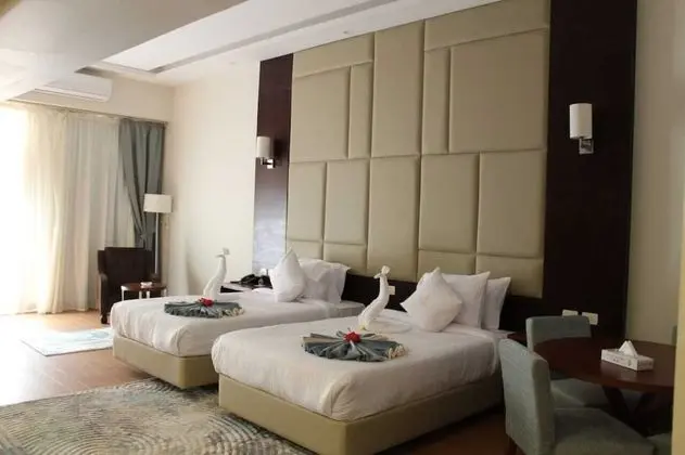 Tek Büyük veya İki Ayrı Yataklı Oda (Side Sea View and Garden View)
