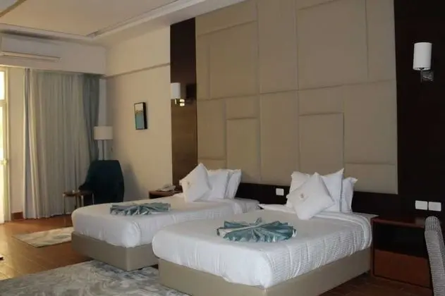 Tek Büyük veya İki Ayrı Yataklı Oda (Side Sea View and Garden View)
