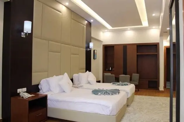 Tek Büyük veya İki Ayrı Yataklı Oda (Side Sea View and Garden View)