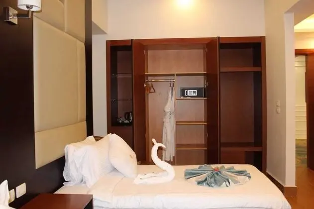 Tek Büyük veya İki Ayrı Yataklı Oda (Side Sea View and Garden View)