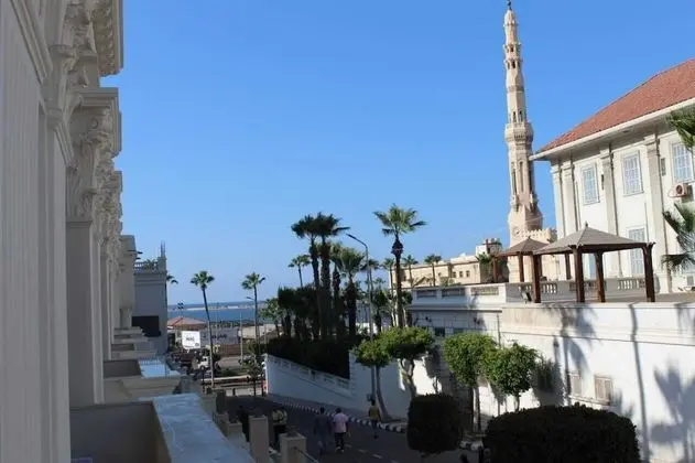 Tek Büyük veya İki Ayrı Yataklı Oda (Side Sea View and Garden View)