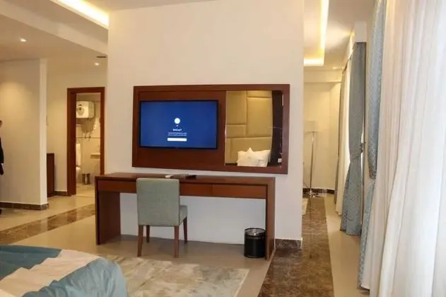 Tek Büyük veya İki Ayrı Yataklı Oda (Side Sea View and Garden View)