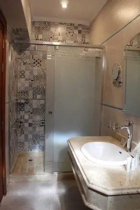 Tek Büyük veya İki Ayrı Yataklı Oda (Side Sea View and Garden View)