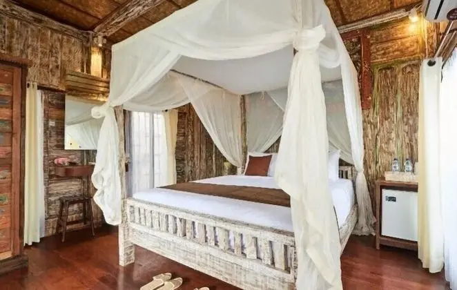 Deluxe Oda, Havuz Manzaralı