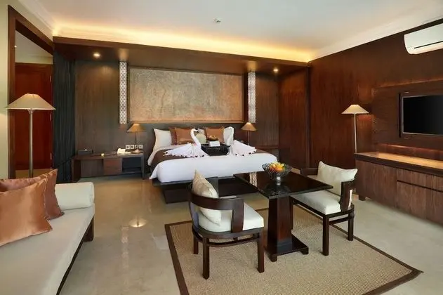 Süit, Balkon, Havuz Manzaralı