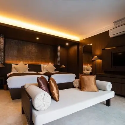 Süit, Balkon, Havuz Manzaralı