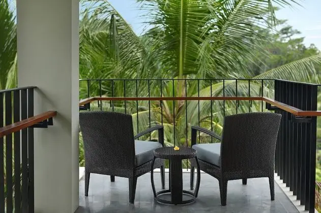 Süit, Balkon, Havuz Manzaralı