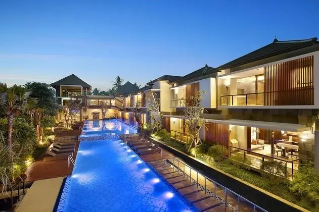 Süit, Balkon, Havuz Manzaralı