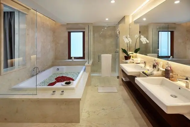 Süit, Balkon, Havuz Manzaralı