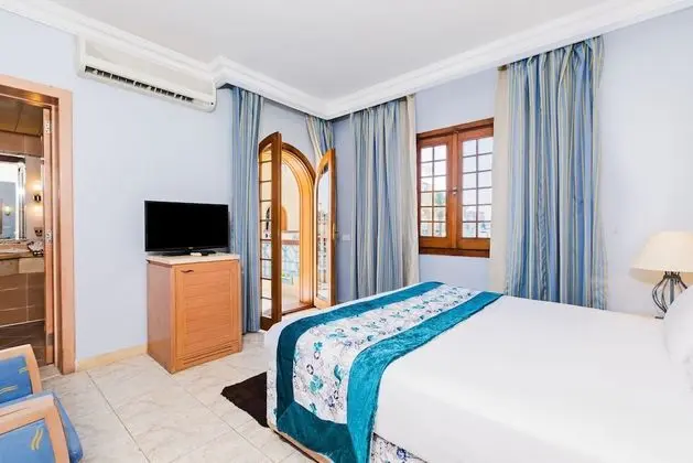 Standard Tek Büyük veya İki Ayrı Yataklı Oda, 1 Yatak Odası, Balkon, Havuz Manzaralı