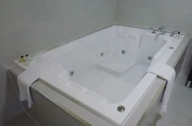 Süit, 1 En Büyük (King) Boy Yatak ve Çekyat, Jakuzi