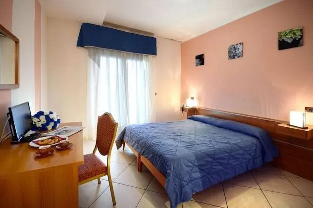 Büyük Yataklı Tek Kişilik Oda (with balcony)