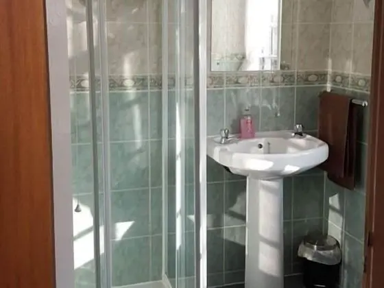 Tek Büyük Yataklı Oda, Ortak Banyo