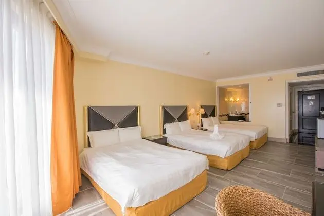 Üç Kişilik Oda, Kısmi Deniz Manzarası