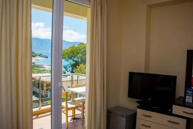 Tek Büyük Yataklı Oda, Balkon, Kısmi Deniz Manzaralı