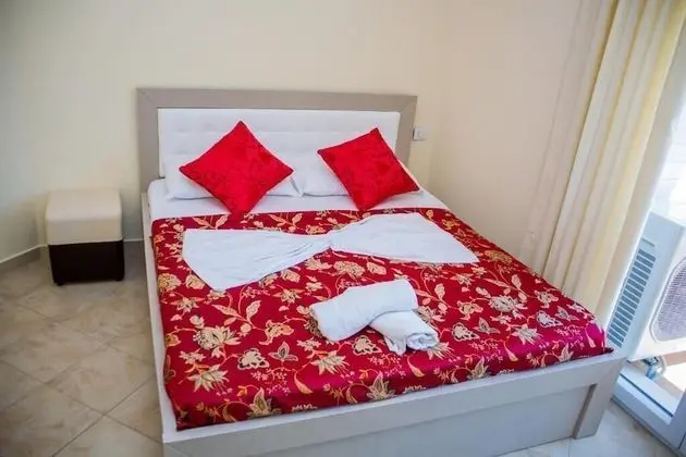 Tek Büyük Yataklı Oda, Balkon, Kısmi Deniz Manzaralı